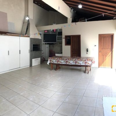 Casa Residencial com 350m², 4 quartos, 3 suítes, 2 garagens, no bairro Canto em Florianópolis