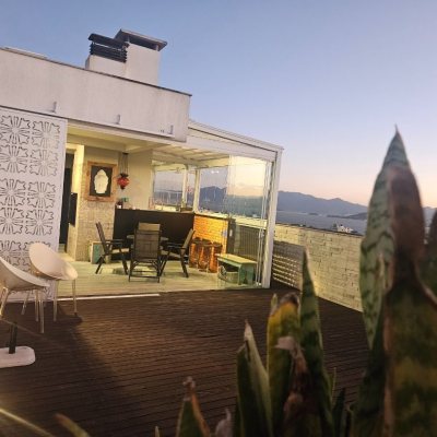 Cobertura com 170m², 3 quartos, 3 suítes, 2 garagens, no bairro Capoeiras em Florianópolis