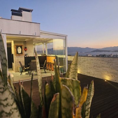 Cobertura com 170m², 3 quartos, 3 suítes, 2 garagens, no bairro Capoeiras em Florianópolis