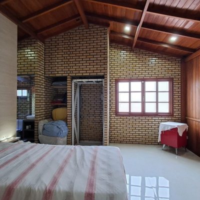 Casa Residencial com 75m², 3 quartos, 1 suíte, 4 garagens, no bairro Ingleses em Florianópolis