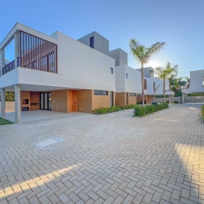 Casa em Condomínio com 230m², 3 quartos, 3 suítes, 2 garagens, no bairro Cacupé em Florianópolis