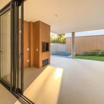 Casa em Condomínio com 230m², 3 quartos, 3 suítes, 2 garagens, no bairro Cacupé em Florianópolis