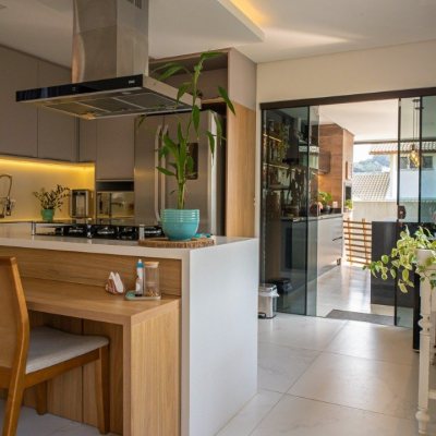 Casa em Condomínio com 235m², 4 quartos, 3 suítes, 2 garagens, no bairro Cachoeira do Bom Jesus em Florianópolis