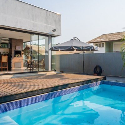 Casa em Condomínio com 235m², 4 quartos, 3 suítes, 2 garagens, no bairro Cachoeira do Bom Jesus em Florianópolis