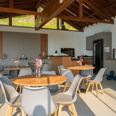 Casa em Condomínio com 235m², 4 quartos, 3 suítes, 2 garagens, no bairro Cachoeira do Bom Jesus em Florianópolis