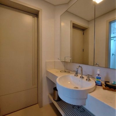 Apartamentos com 117m², 3 quartos, 3 suítes, 3 garagens, no bairro Centro em Florianópolis