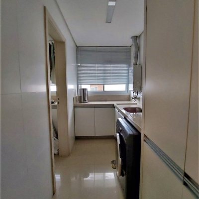 Apartamentos com 117m², 3 quartos, 3 suítes, 3 garagens, no bairro Centro em Florianópolis