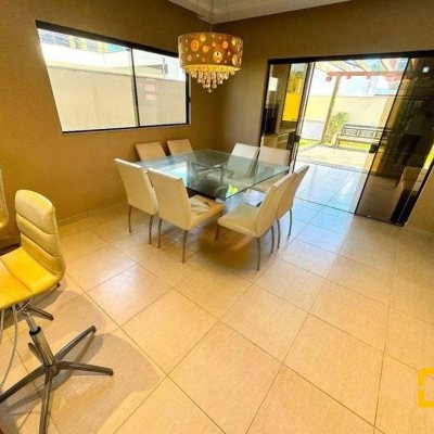 Casa em Condomínio com 197m², 4 quartos, 3 suítes, 2 garagens, no bairro Cachoeira do Bom Jesus em Florianópolis