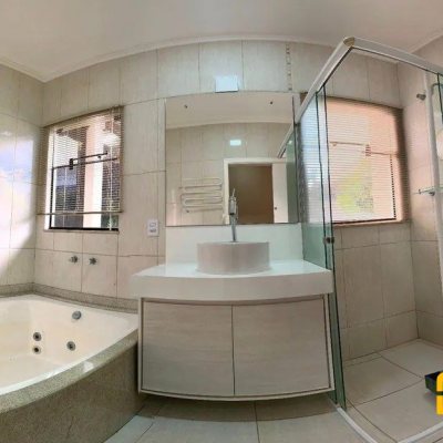 Casa em Condomínio com 197m², 4 quartos, 3 suítes, 2 garagens, no bairro Cachoeira do Bom Jesus em Florianópolis