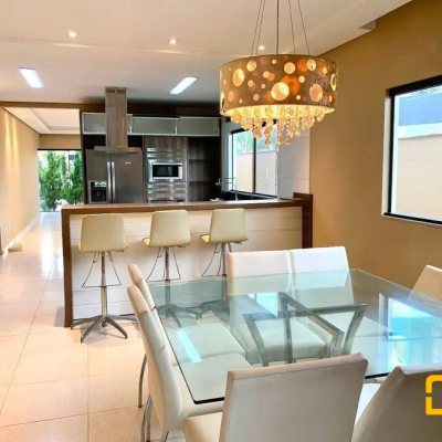 Casa em Condomínio com 197m², 4 quartos, 3 suítes, 2 garagens, no bairro Cachoeira do Bom Jesus em Florianópolis
