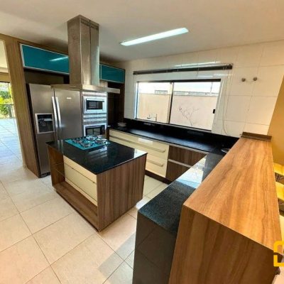 Casa em Condomínio com 197m², 4 quartos, 3 suítes, 2 garagens, no bairro Cachoeira do Bom Jesus em Florianópolis