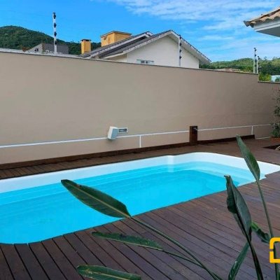 Casa em Condomínio com 197m², 4 quartos, 3 suítes, 2 garagens, no bairro Cachoeira do Bom Jesus em Florianópolis