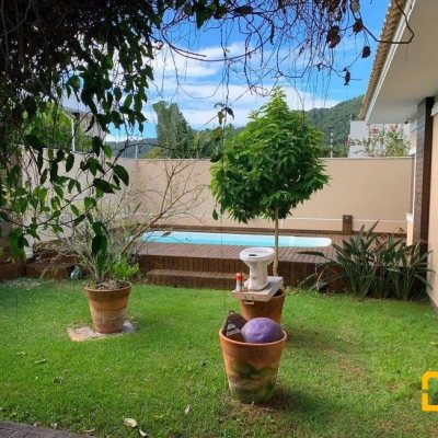 Casa em Condomínio com 197m², 4 quartos, 3 suítes, 2 garagens, no bairro Cachoeira do Bom Jesus em Florianópolis