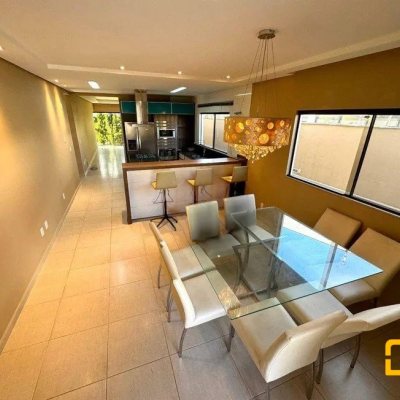 Casa em Condomínio com 197m², 4 quartos, 3 suítes, 2 garagens, no bairro Cachoeira do Bom Jesus em Florianópolis