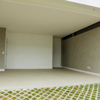 Casa Residencial com 162m², 3 quartos, 3 suítes, 2 garagens, no bairro Itacorubi em Florianopolis
