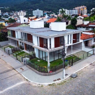 Casa Residencial com 162m², 3 quartos, 3 suítes, 2 garagens, no bairro Itacorubi em Florianopolis