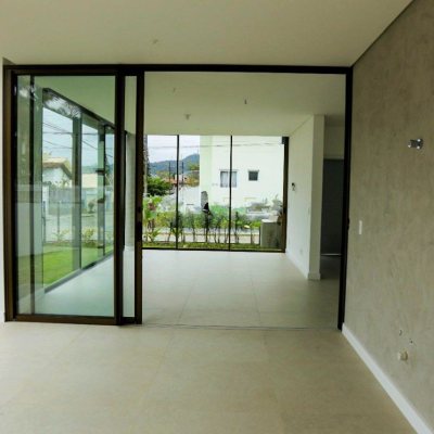 Casa Residencial com 162m², 3 quartos, 3 suítes, 2 garagens, no bairro Itacorubi em Florianopolis