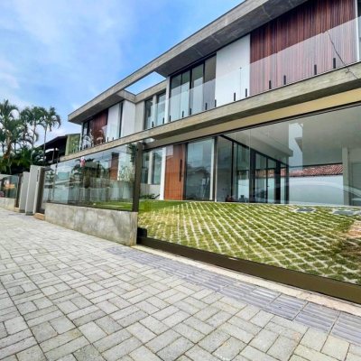 Casa Residencial com 162m², 3 quartos, 3 suítes, 2 garagens, no bairro Itacorubi em Florianopolis