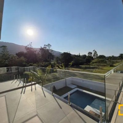 Casa em Condomínio com 411m², 5 quartos, 4 suítes, 2 garagens, no bairro Ratones em Florianópolis