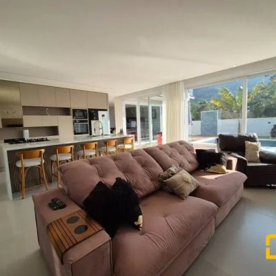 Casa em Condomínio com 411m², 5 quartos, 4 suítes, 2 garagens, no bairro Ratones em Florianópolis