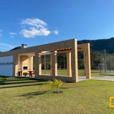 Casa em Condomínio com 266m², 4 quartos, 3 suítes, 2 garagens, no bairro Ratones em Florianópolis