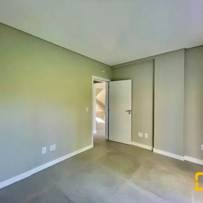 Casa em Condomínio com 266m², 4 quartos, 3 suítes, 2 garagens, no bairro Ratones em Florianópolis