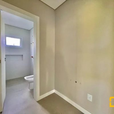 Casa em Condomínio com 266m², 4 quartos, 3 suítes, 2 garagens, no bairro Ratones em Florianópolis