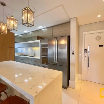 Apartamentos com 131m², 3 quartos, 3 suítes, 3 garagens, no bairro Estreito em Florianópolis