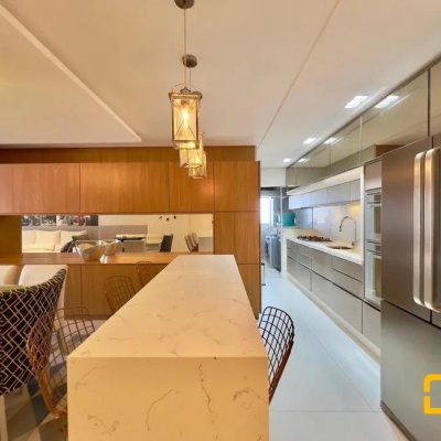 Apartamentos com 131m², 3 quartos, 3 suítes, 3 garagens, no bairro Estreito em Florianópolis