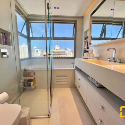 Apartamentos com 131m², 3 quartos, 3 suítes, 3 garagens, no bairro Estreito em Florianópolis