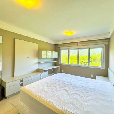 Casa em Condomínio com 380m², 3 quartos, 1 suíte, 2 garagens, no bairro Cacupé em Florianópolis