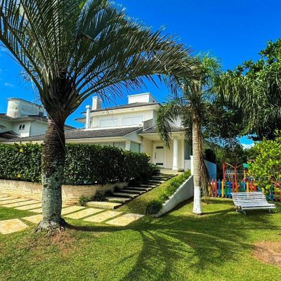 Casa em Condomínio com 380m², 3 quartos, 1 suíte, 2 garagens, no bairro Cacupé em Florianópolis
