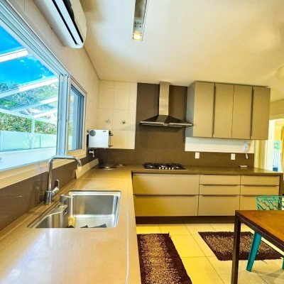 Casa em Condomínio com 380m², 3 quartos, 1 suíte, 2 garagens, no bairro Cacupé em Florianópolis
