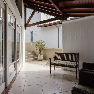 Casa em Condomínio com 290m², 3 quartos, 1 suíte, 2 garagens, no bairro Cacupé em Florianópolis