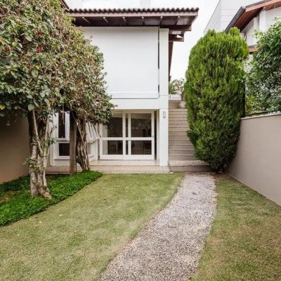 Casa em Condomínio com 290m², 3 quartos, 1 suíte, 2 garagens, no bairro Cacupé em Florianópolis