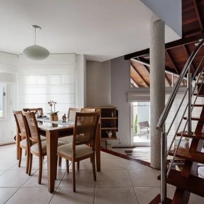 Casa em Condomínio com 290m², 3 quartos, 1 suíte, 2 garagens, no bairro Cacupé em Florianópolis