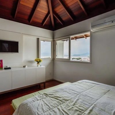 Casa em Condomínio com 290m², 3 quartos, 1 suíte, 2 garagens, no bairro Cacupé em Florianópolis