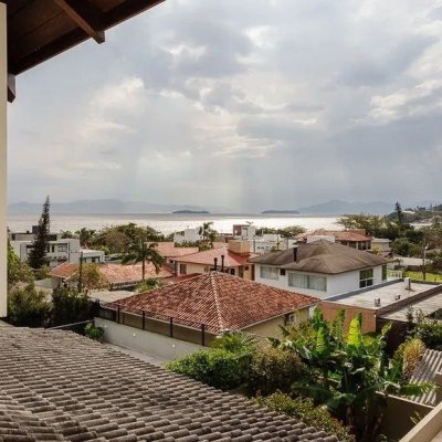 Casa em Condomínio com 290m², 3 quartos, 1 suíte, 2 garagens, no bairro Cacupé em Florianópolis
