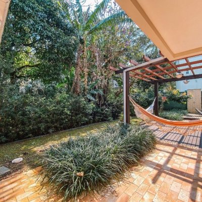 Casa em Condomínio com 329m², 3 quartos, 3 suítes, 2 garagens, no bairro Cacupé em Florianópolis