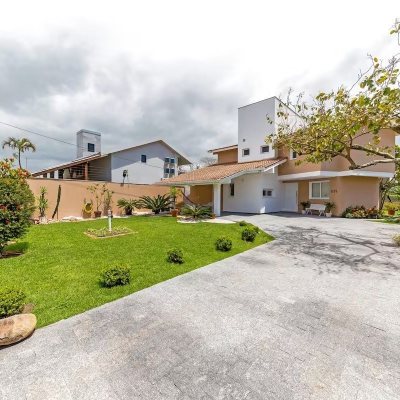 Casa Residencial com 222m², 4 quartos, 2 suítes, 2 garagens, no bairro Daniela em Florianópolis