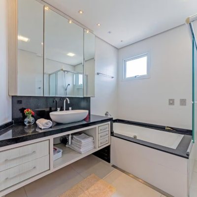 Casa Residencial com 222m², 4 quartos, 2 suítes, 2 garagens, no bairro Daniela em Florianópolis