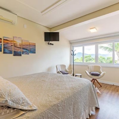 Casa Residencial com 222m², 4 quartos, 2 suítes, 2 garagens, no bairro Daniela em Florianópolis