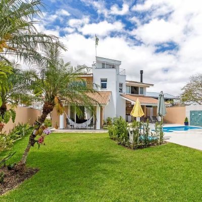 Casa Residencial com 222m², 4 quartos, 2 suítes, 2 garagens, no bairro Daniela em Florianópolis