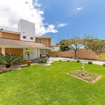 Casa Residencial com 222m², 4 quartos, 2 suítes, 2 garagens, no bairro Daniela em Florianópolis