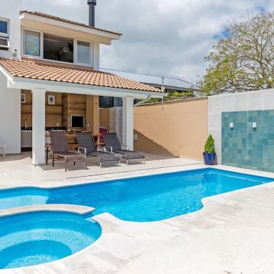 Casa Residencial com 222m², 4 quartos, 2 suítes, 2 garagens, no bairro Daniela em Florianópolis