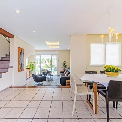 Casa Residencial com 222m², 4 quartos, 2 suítes, 2 garagens, no bairro Daniela em Florianópolis