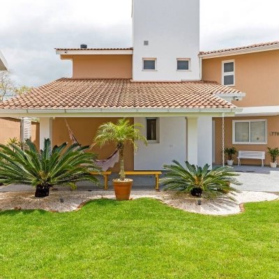 Casa Residencial com 222m², 4 quartos, 2 suítes, 2 garagens, no bairro Daniela em Florianópolis