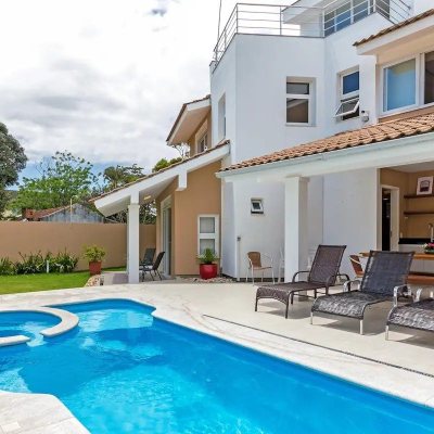 Casa Residencial com 222m², 4 quartos, 2 suítes, 2 garagens, no bairro Daniela em Florianópolis