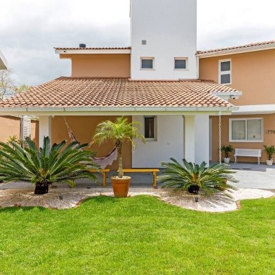 Casa Residencial com 222m², 4 quartos, 2 suítes, 2 garagens, no bairro Daniela em Florianópolis