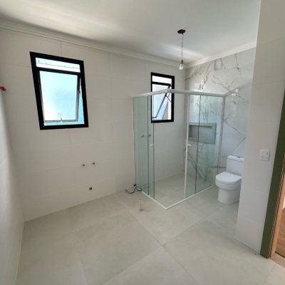 Casa em Condomínio com 288m², 4 quartos, 4 suítes, 2 garagens, no bairro Cachoeira do Bom Jesus em Florianópolis